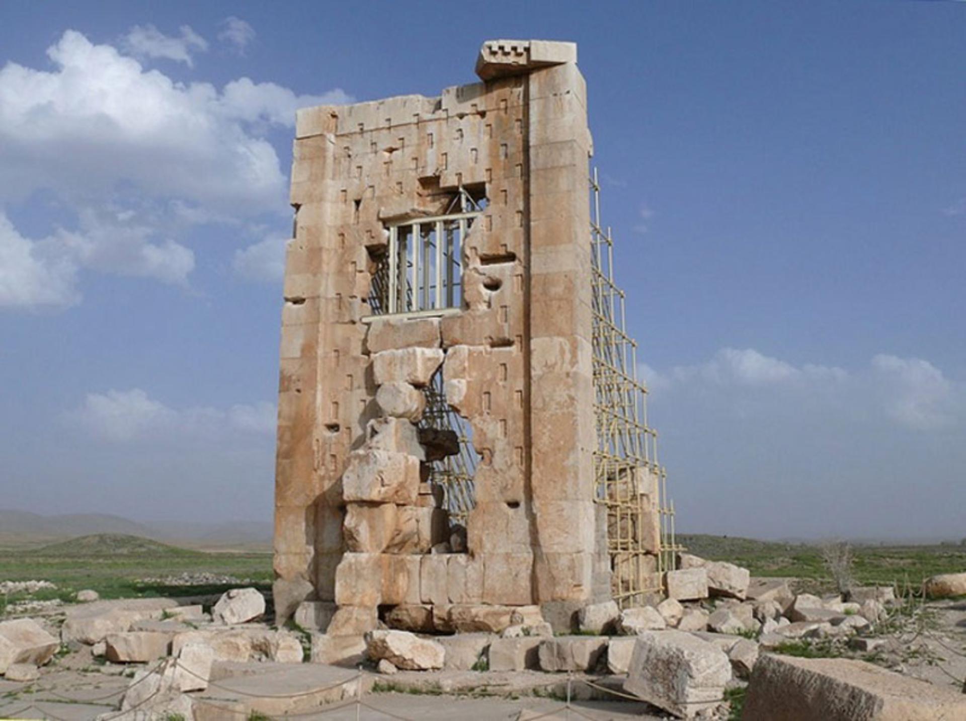 آرامگاه کمبوجیه در پاسارگاد زیر آسمان آبی