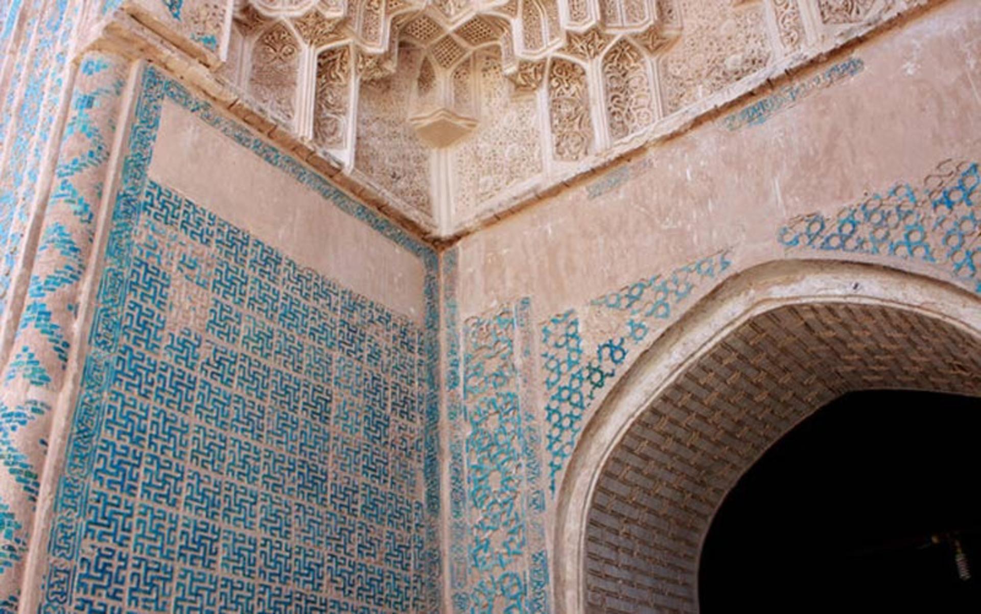 کاشی کاری و کچبری مسجد بایزید در جوار آرامگاه بایزید بسطامی