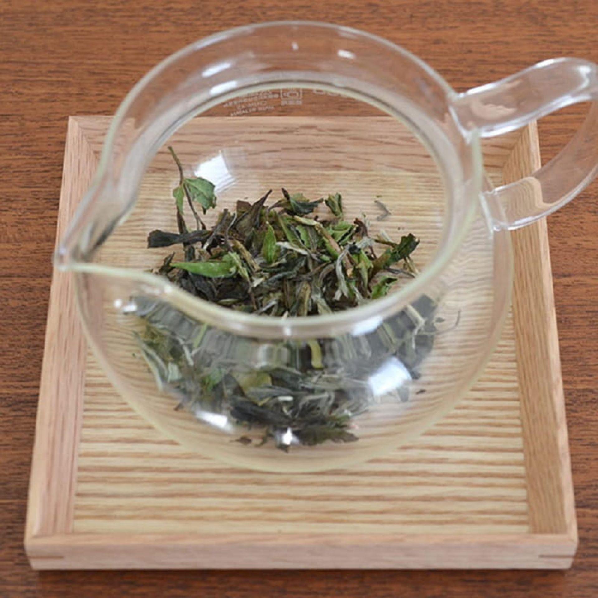 ریختن چای در قوری