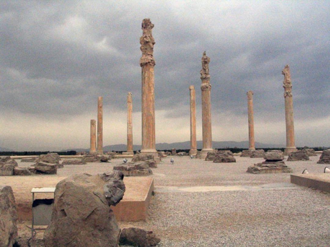 ستون های کاخ آپادانا در تخت جمشید
