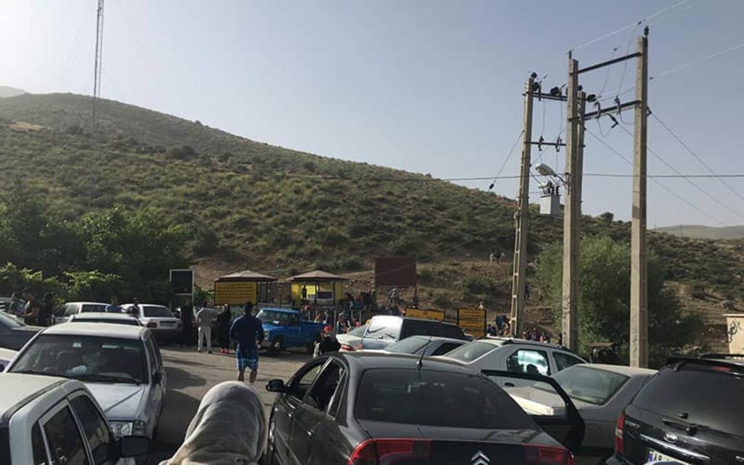 پارکینگ خودروها در مسیر منتهی به دریاچه گهر