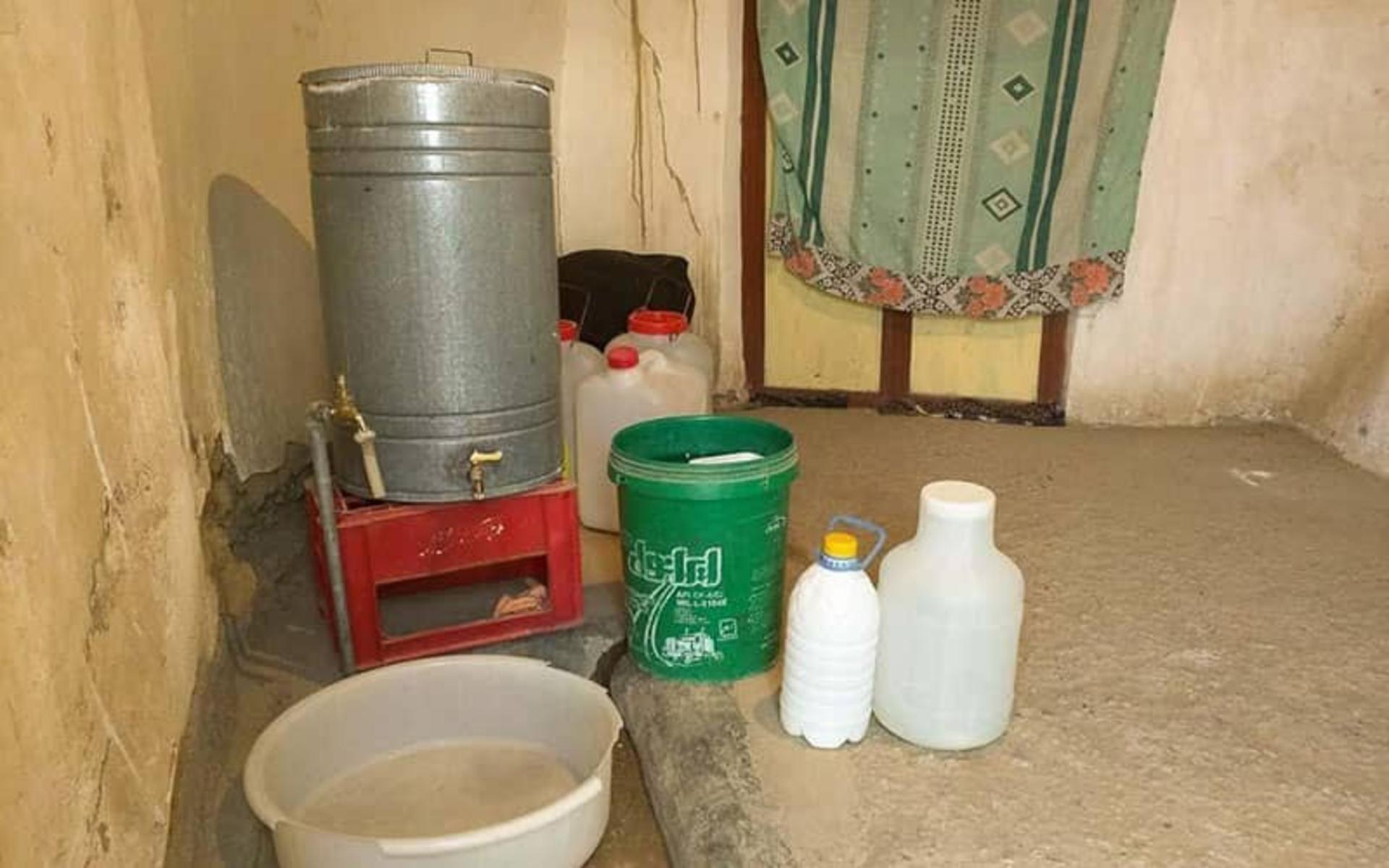 نبود آب لوله کشی در روستای نایبند
