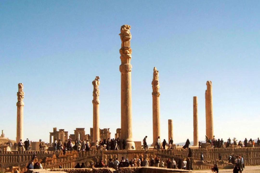 کاخ آپادانای تخت جمشید در میان بازدیدکنندگان