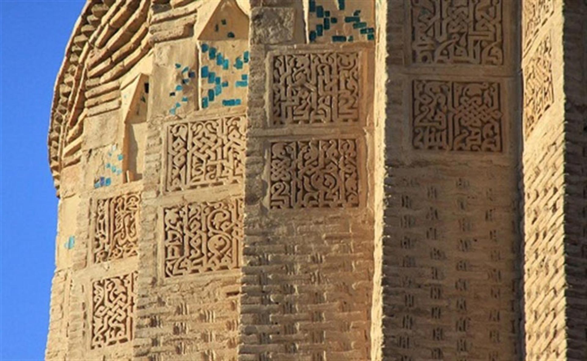 کاشی کاری های زیبای برج کاشانه بسطام