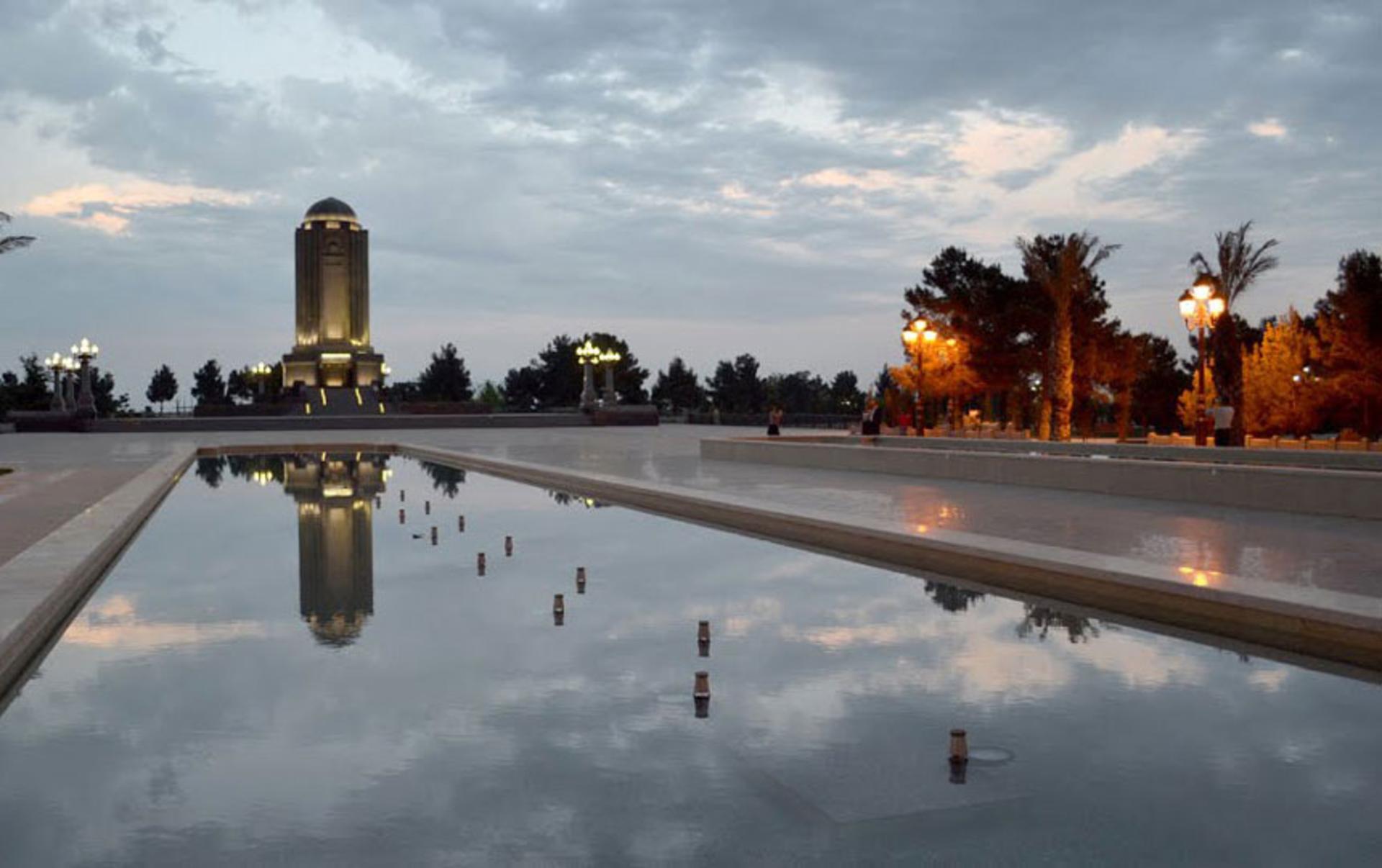 نمایی از آرامگاه نظامی در شهر گنجه کشور آذربایجان
