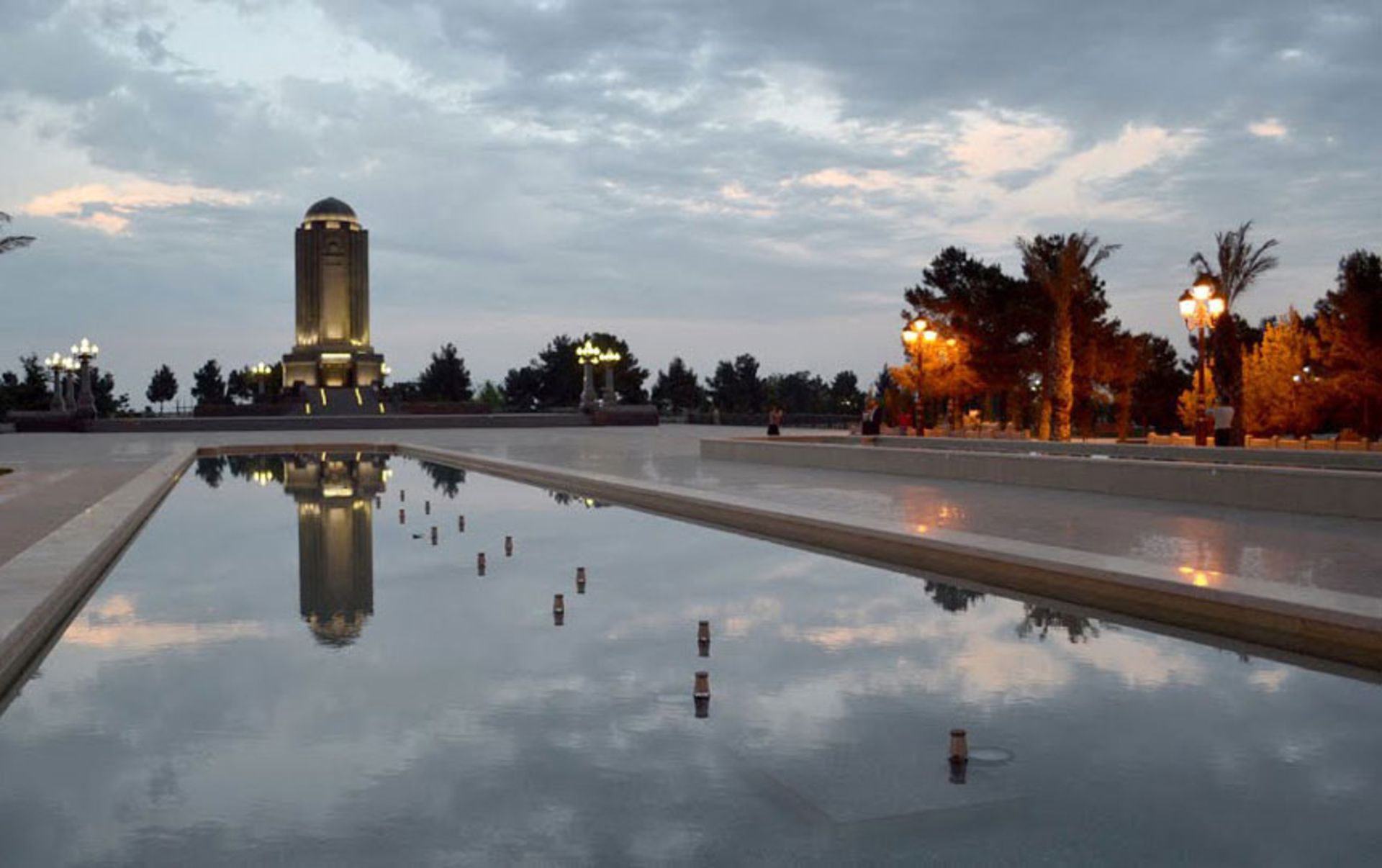نمایی از آرامگاه نظامی در شهر گنجه کشور آذربایجان