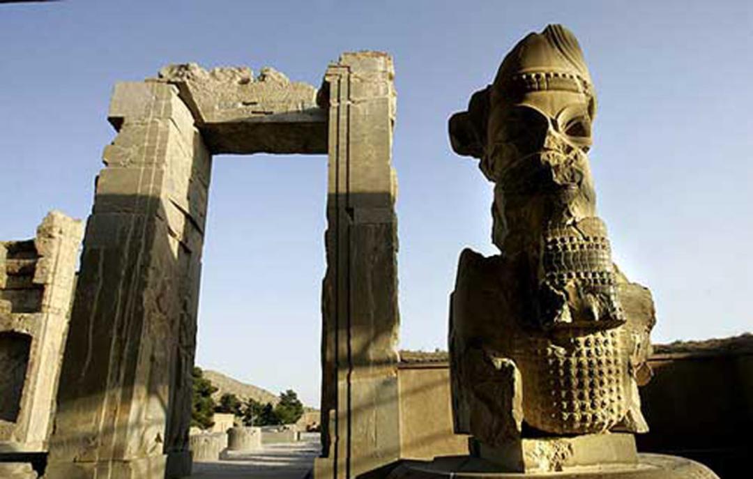 نمایی از سر در ورودی و تندیس ابوالهول در تخت جمشید