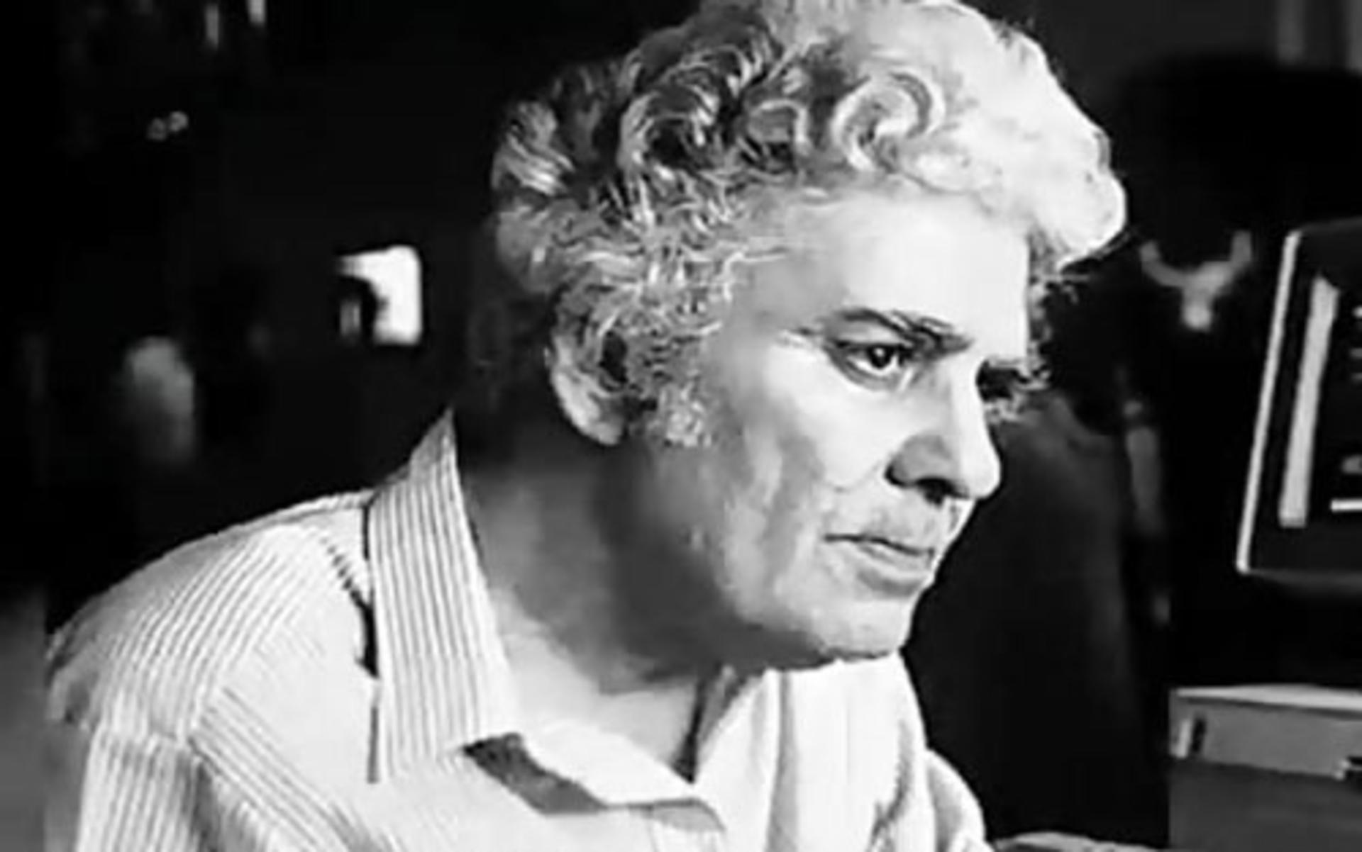 احمد شاملو از پایه گذاران شعر مدرن پارسی
