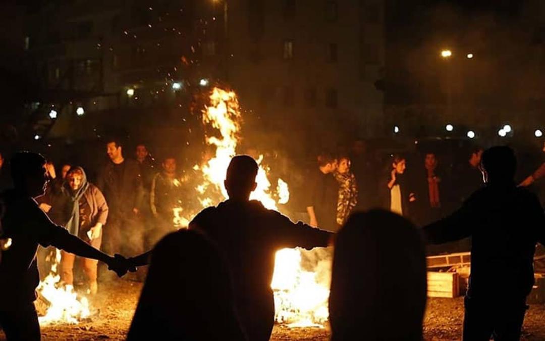 جمع شدن دور آتش در چهارشنبه سوری