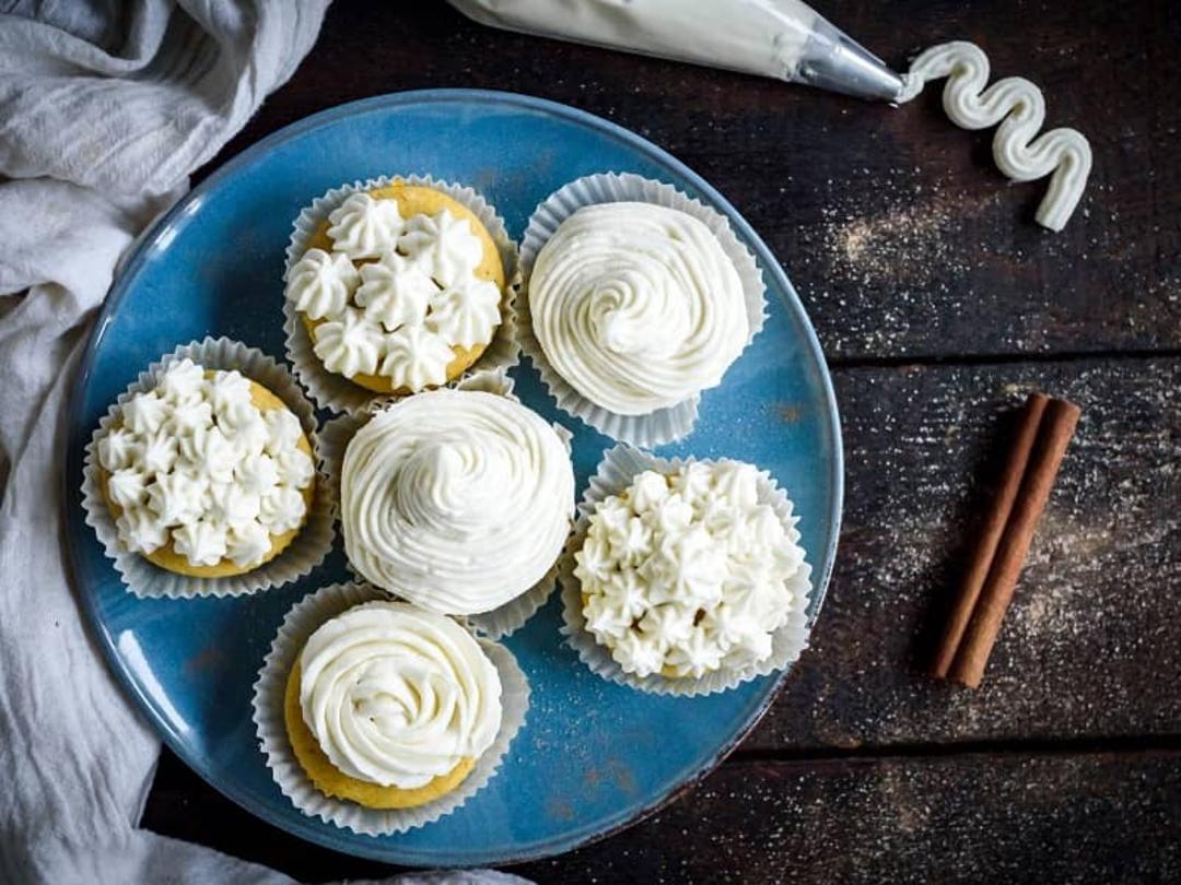 طرز تهیه خامه برای تزئین کیک اسفنجی