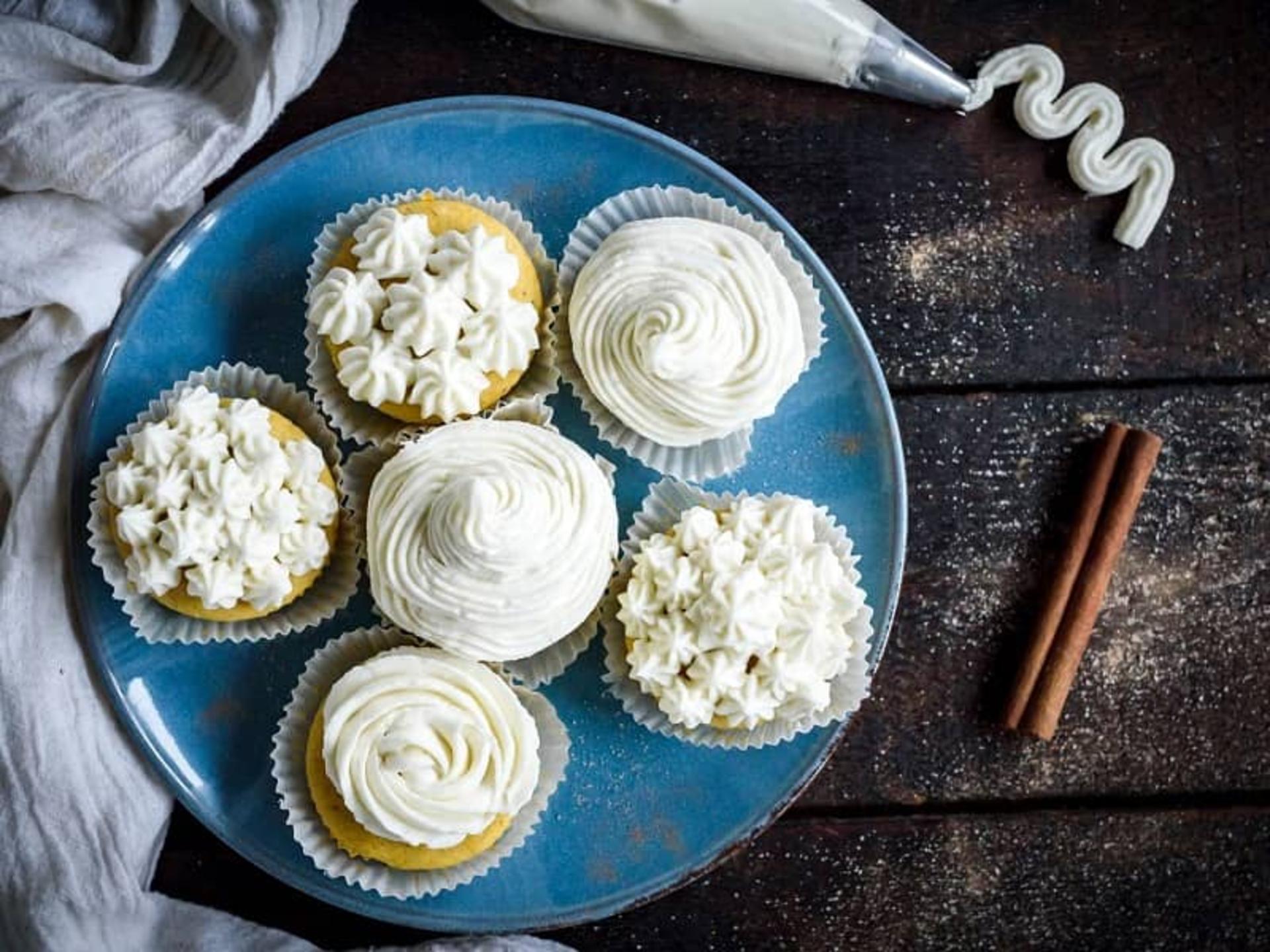 طرز تهیه خامه برای تزئین کیک اسفنجی