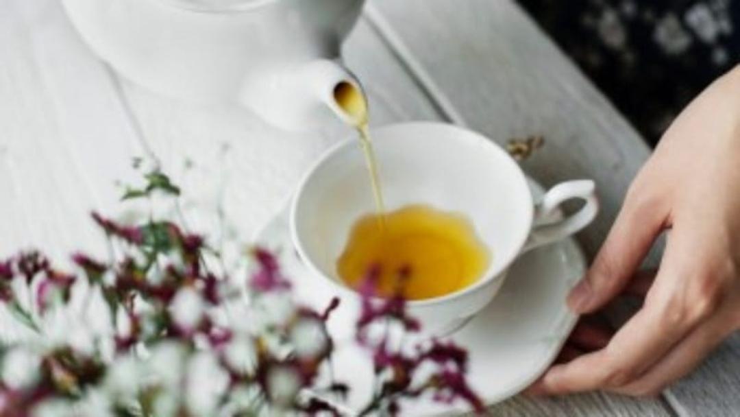 به دم کردن چای سفید