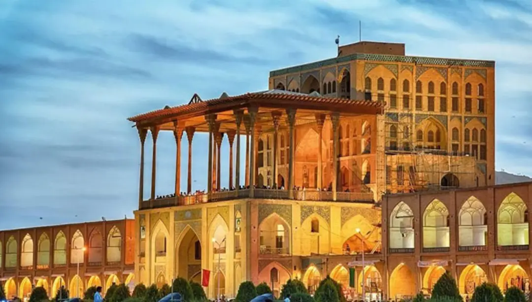نمای عمارت چراغانی شده عالی قاپو از میدان نقش جهان