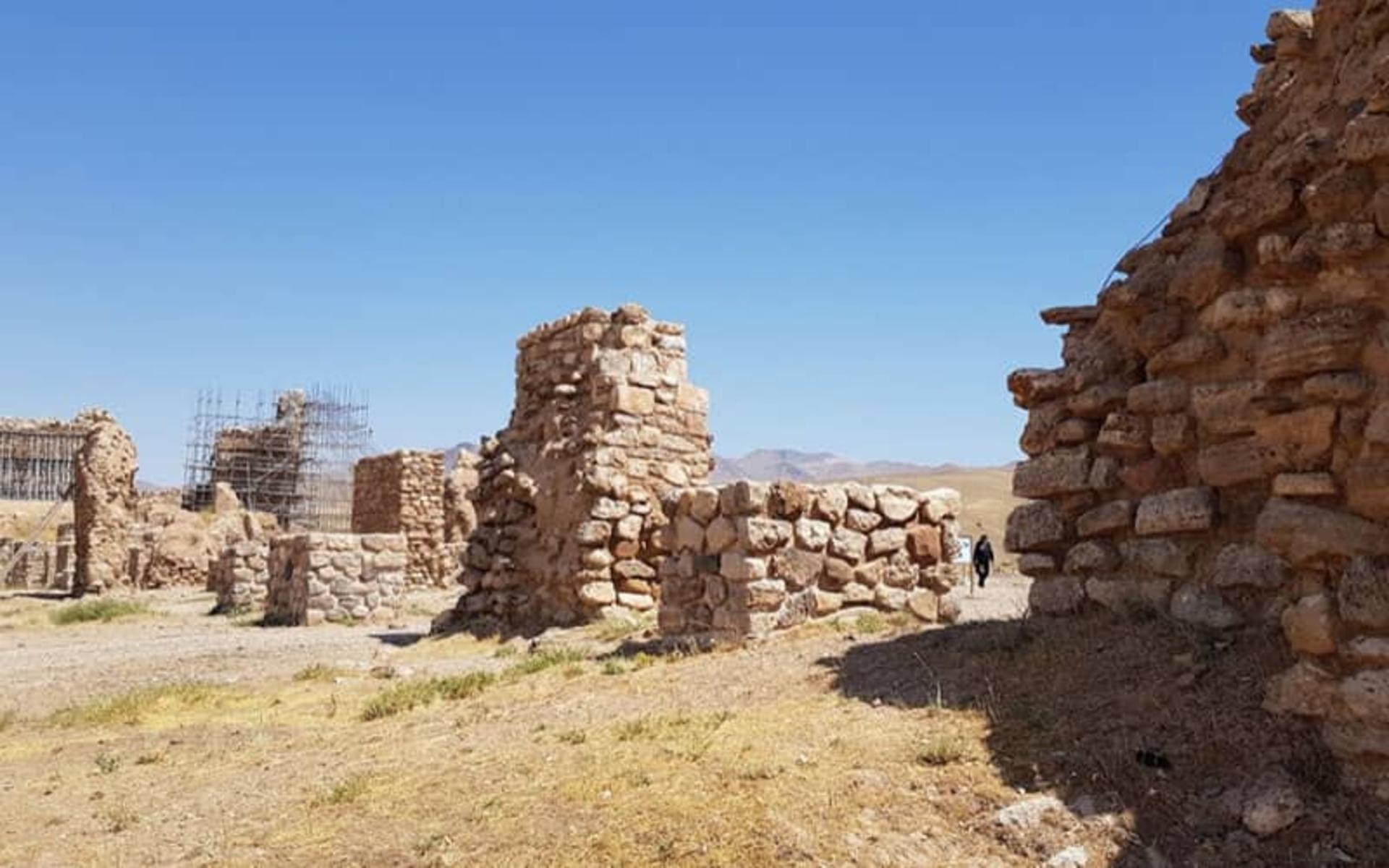 بقایای به جا مانده از تخت سلیمان