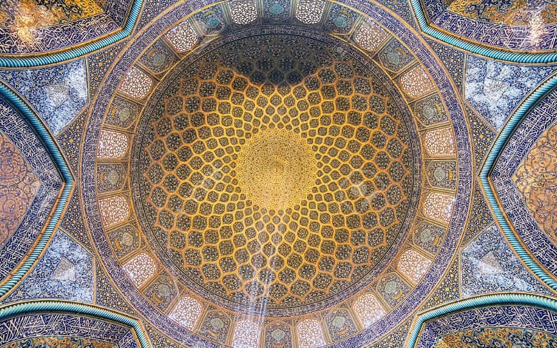 سقف مسجد شیخ لطف الله با طرح طاووسی و پنجره های مشبک