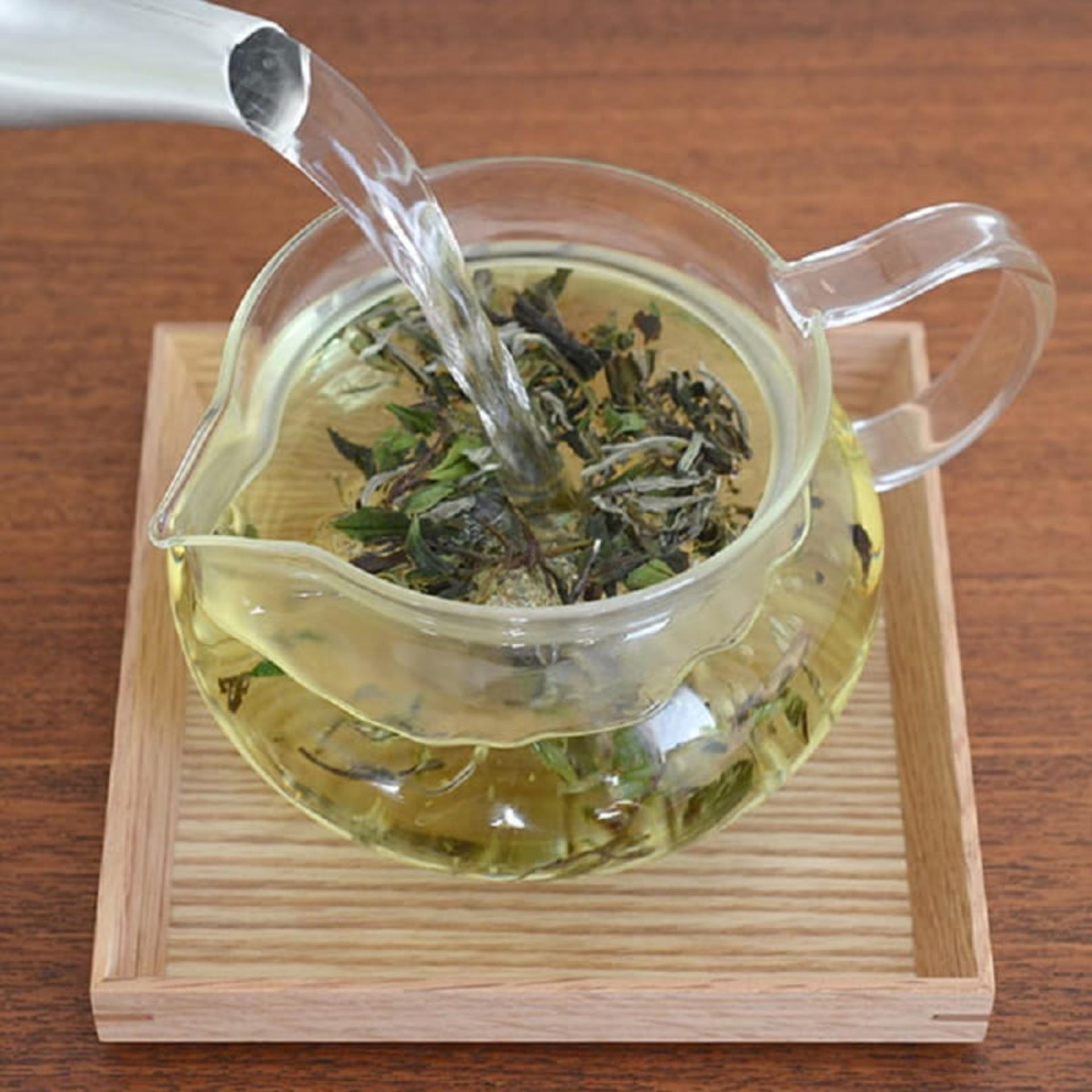 ریختن اب داغ روی چای