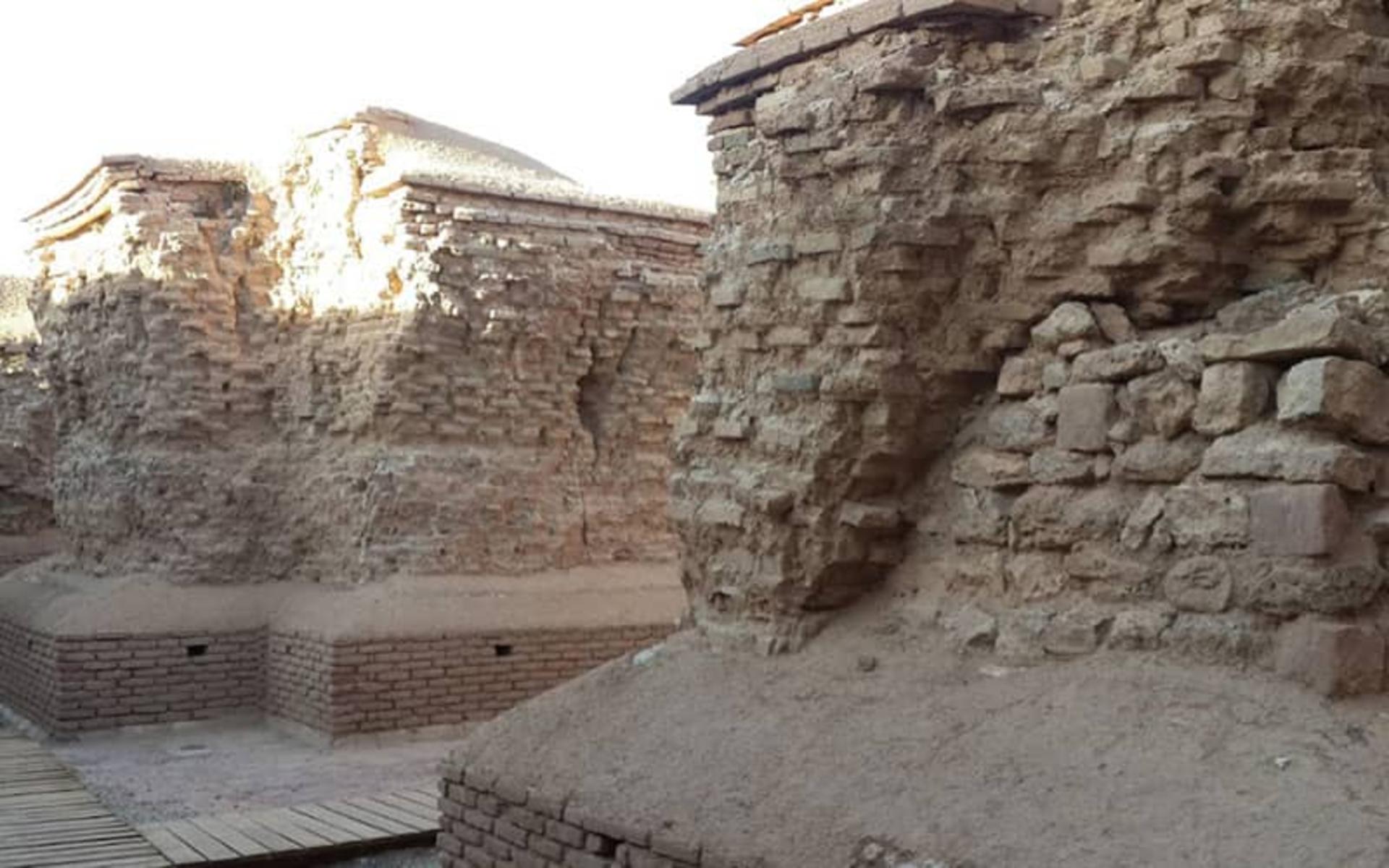 پایه های ستون تخت سلیمان