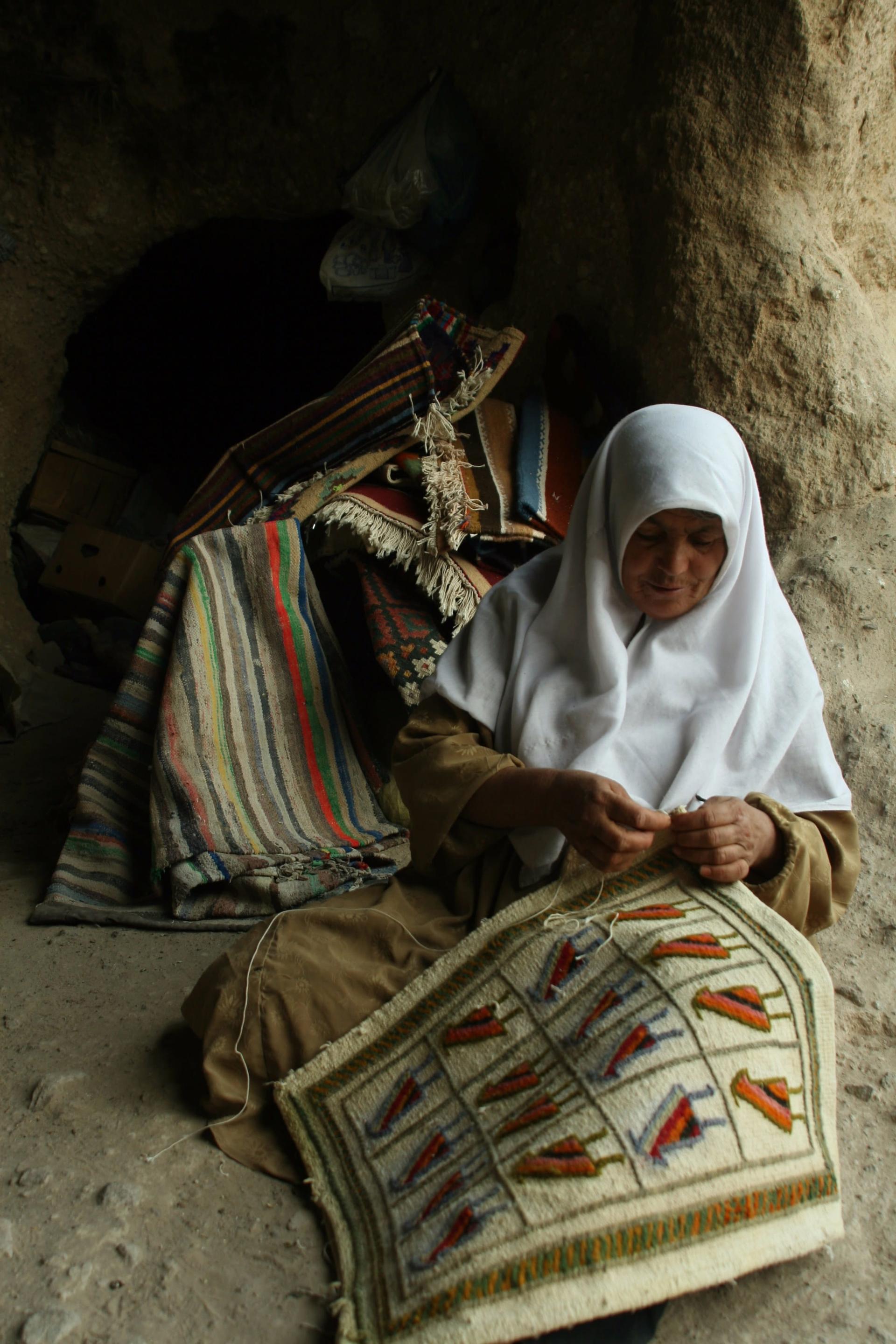 پیرزن نمدباف روستای زن