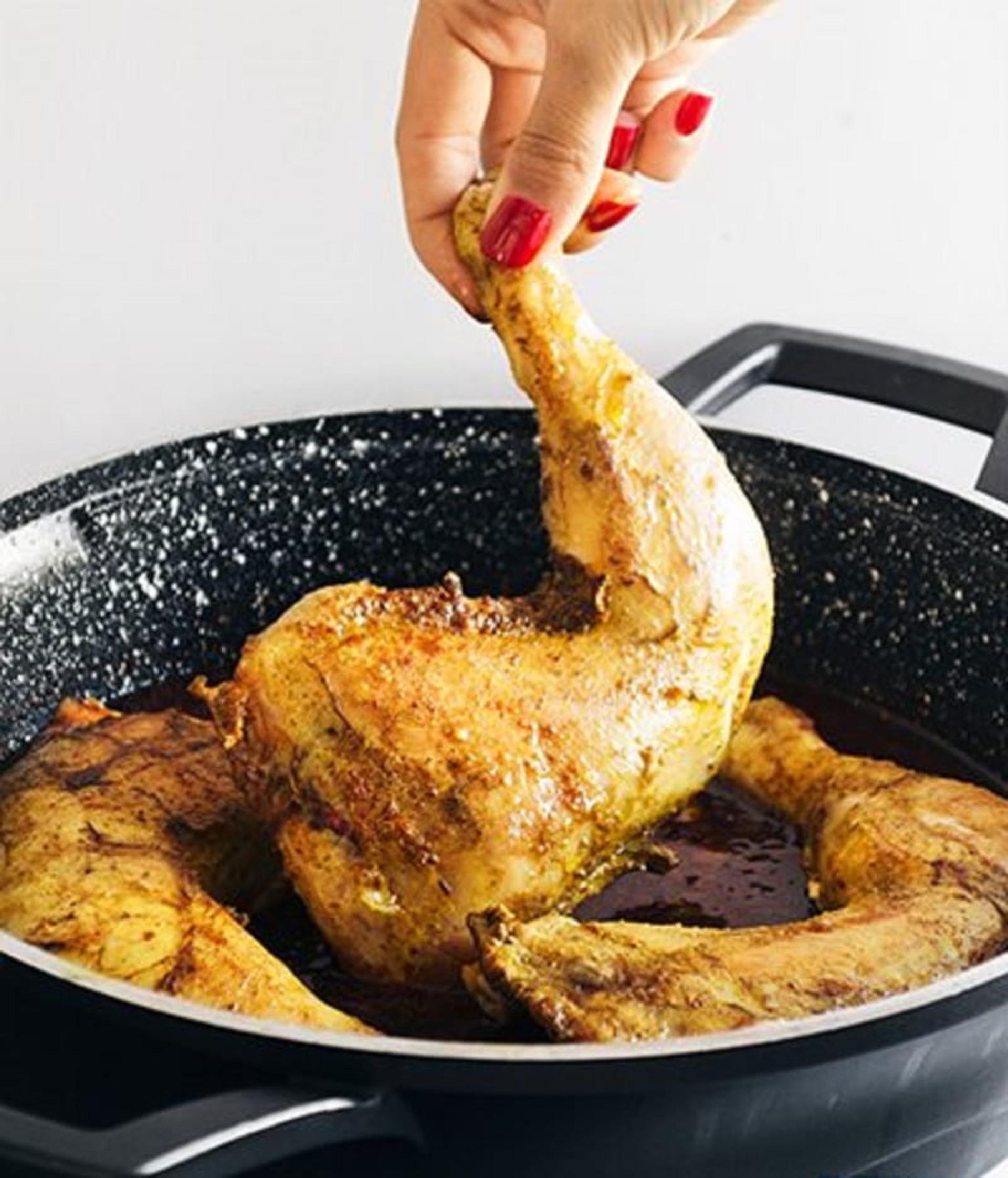 افزودن مرغ به خورش ناردون