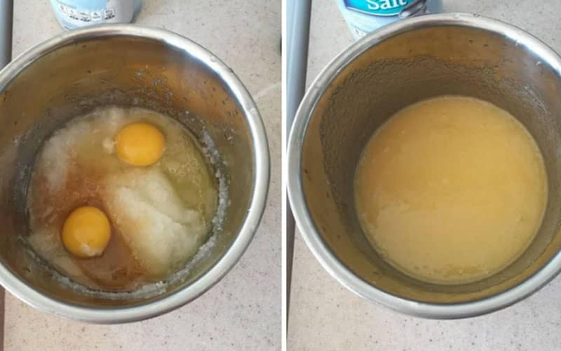 مخلوط کردن شکر و تخم مرغ برای کیک شکلاتی