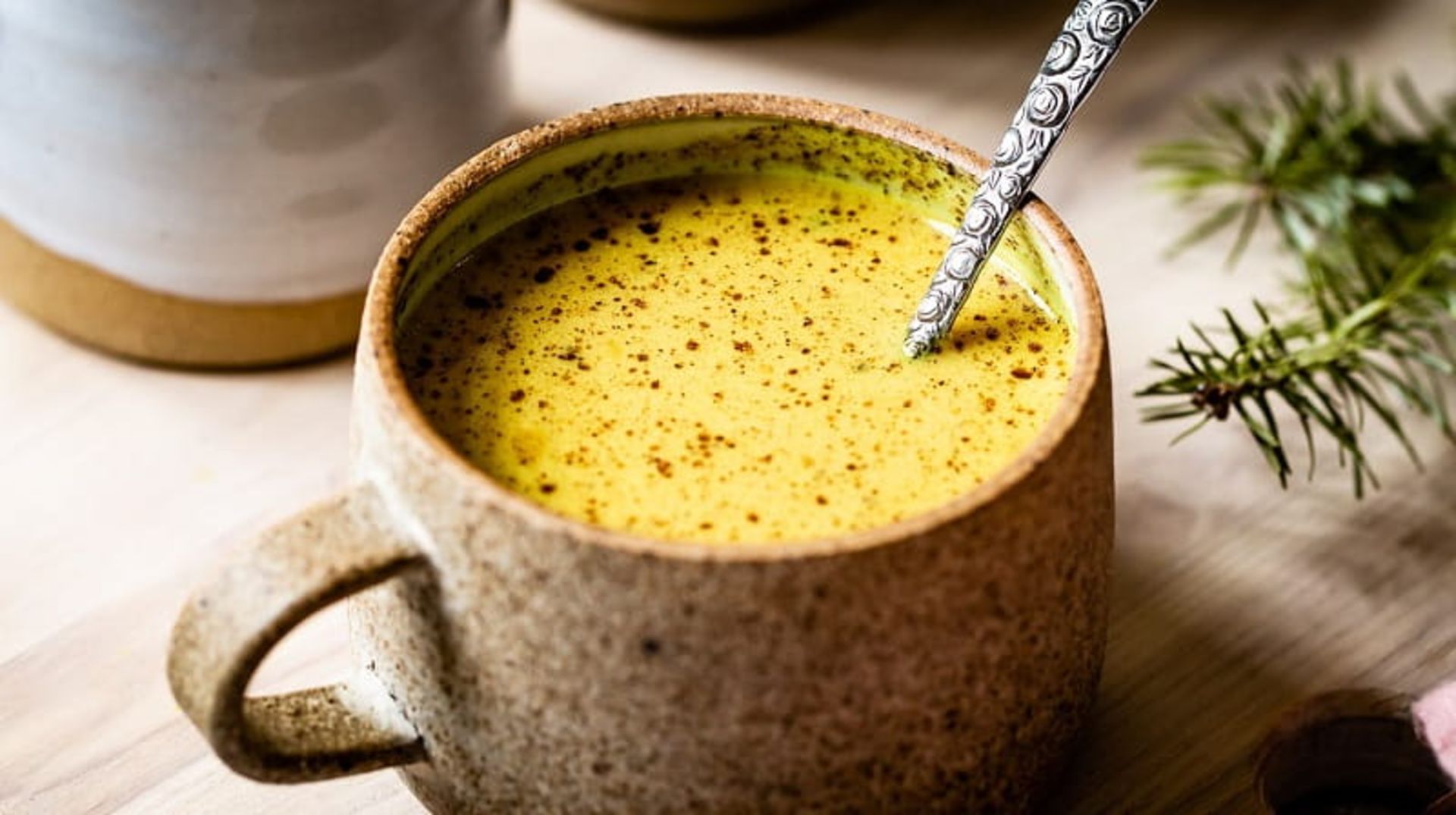 فواید شیر طلایی