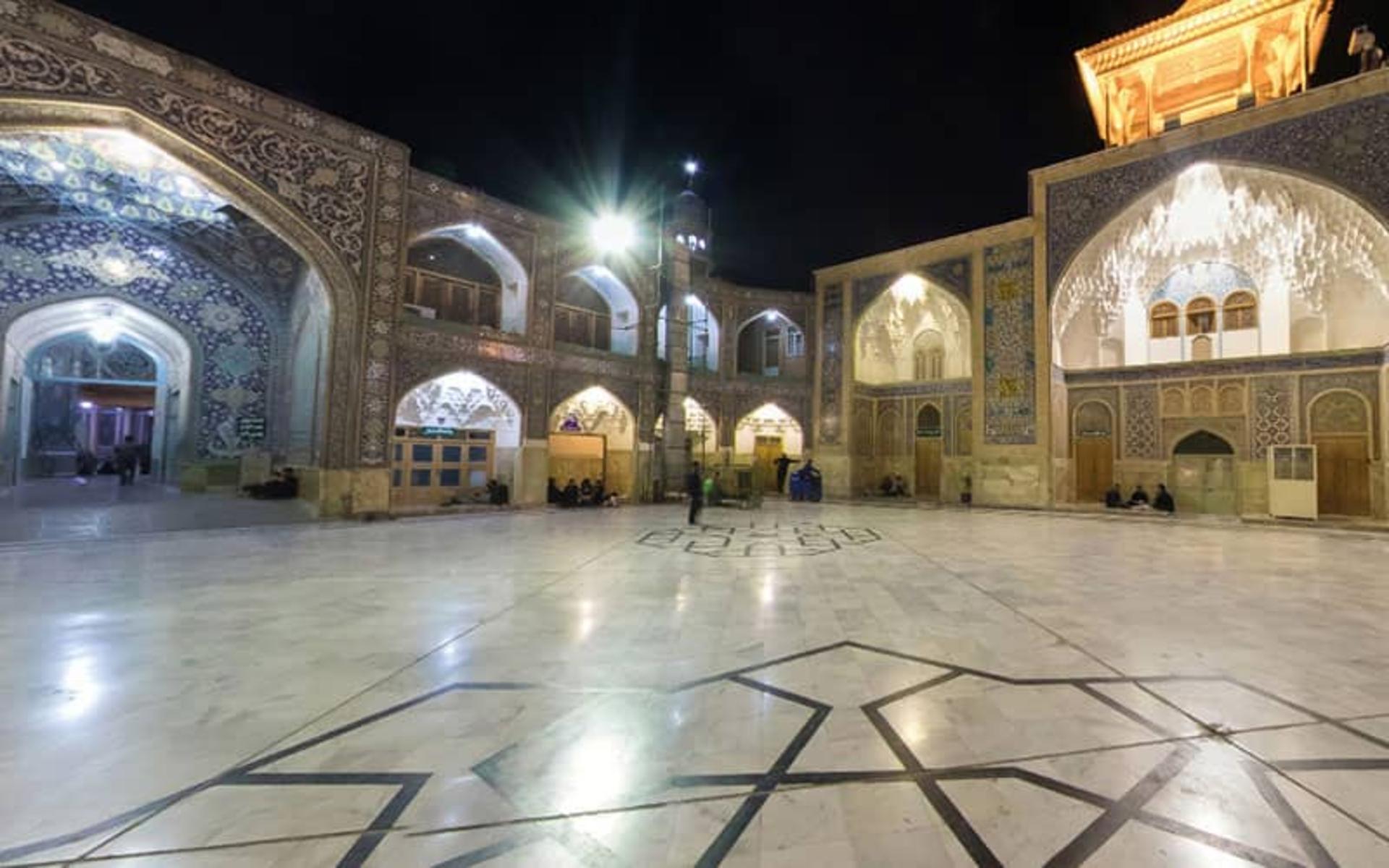 یکی از صحن های حرم حضرت معصومه در شب