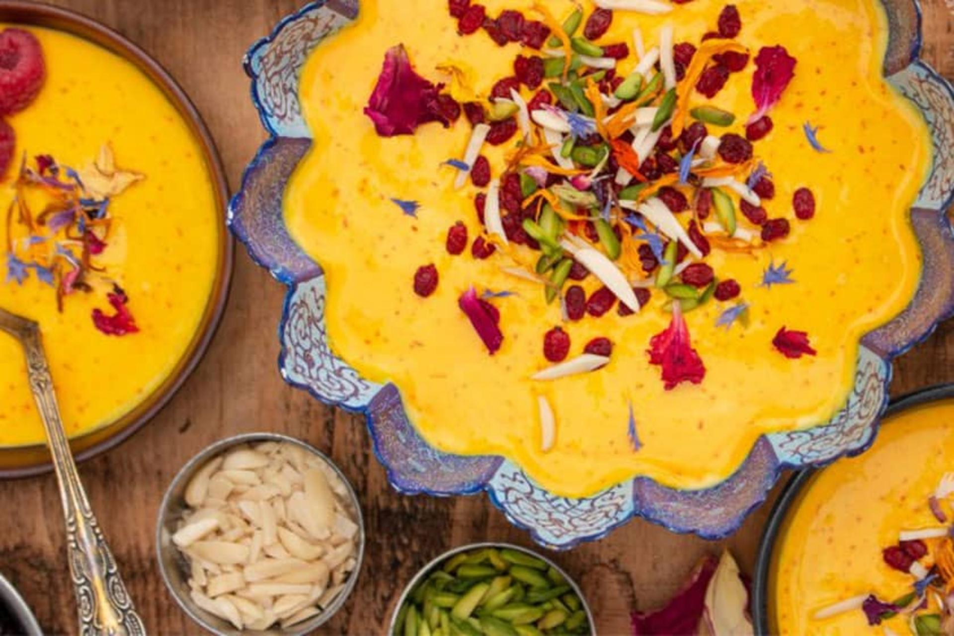 خورش ماست اصفهانی با تزیین خلال بادام و پسته و زرشک