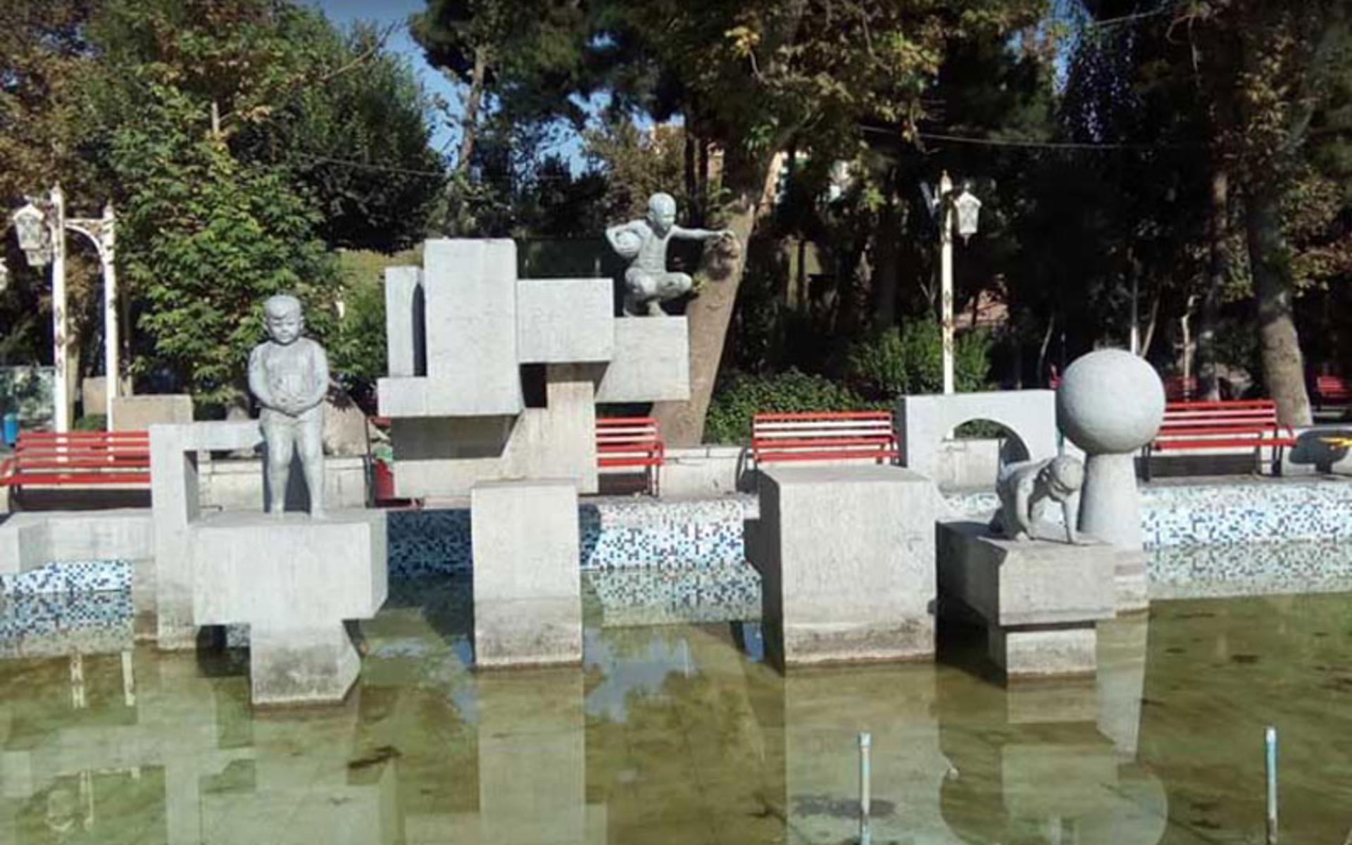 آبنما و مجسمه کودکان در پارک دانشجو