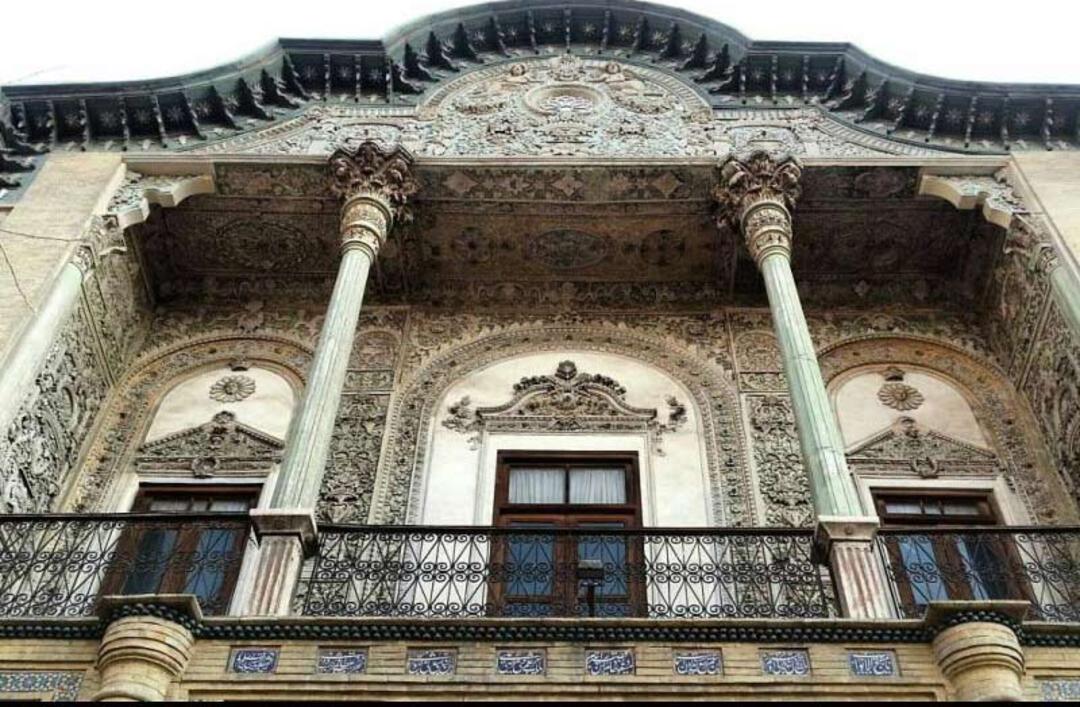 تصویری از نمای بیرونی عمارت مسعودیه در خیابان ملت