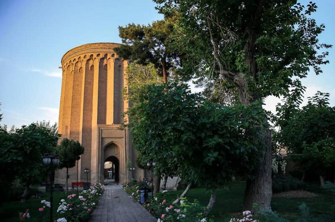 نمای روبرو برج طغرل