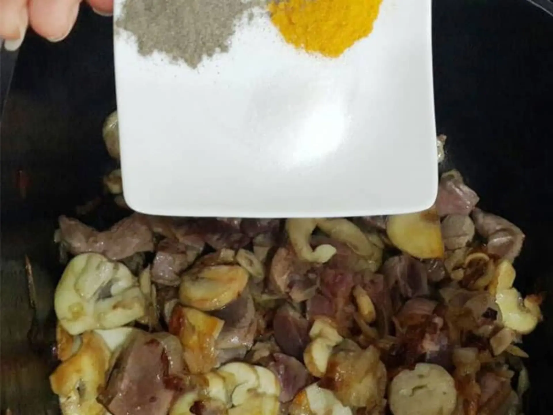 اضافه کردن ادویه به مواد جغور بغور