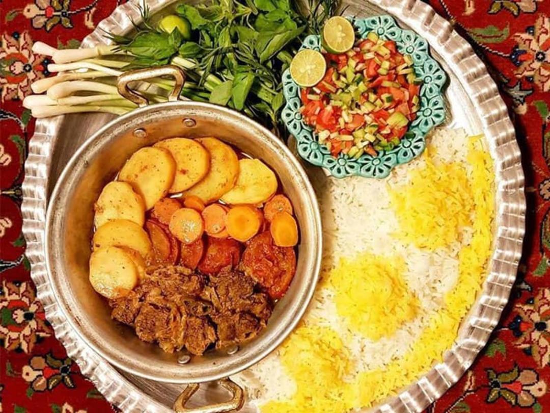 تاس کباب با برنج و سبزی و سالاد