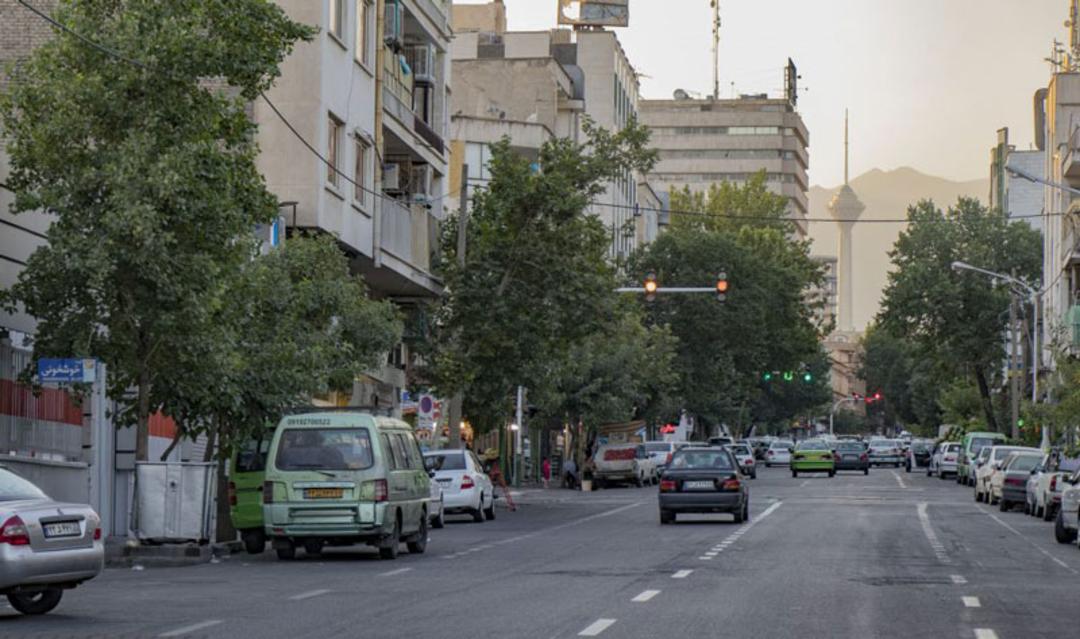 نمایی از خیابان جمهوری در ساعت های خلوت روز