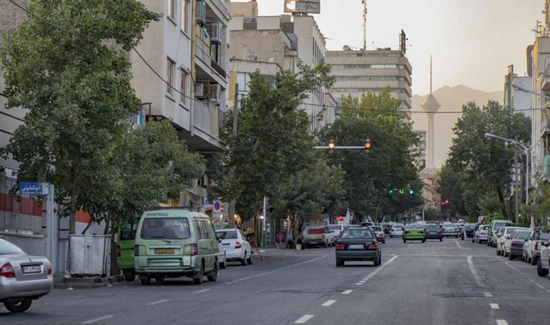 نمایی از خیابان جمهوری در ساعت های خلوت روز