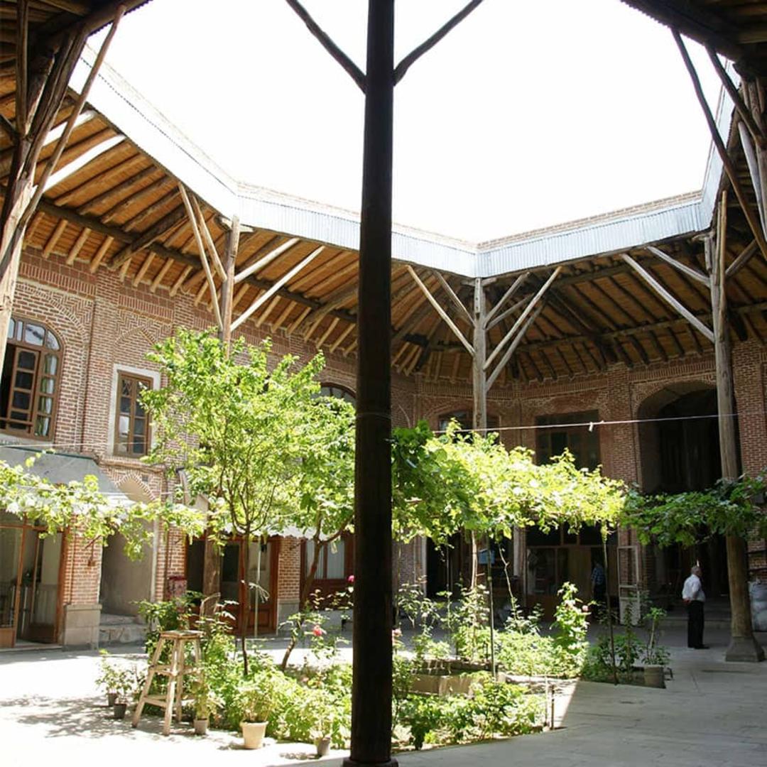 محوطه ای باز در بازار تبریز