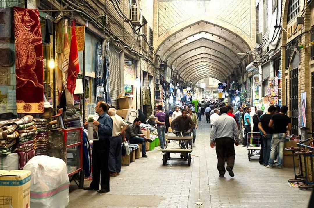 نمایی از راسته بازار قدیمی مولوی و عبور مردم از آن