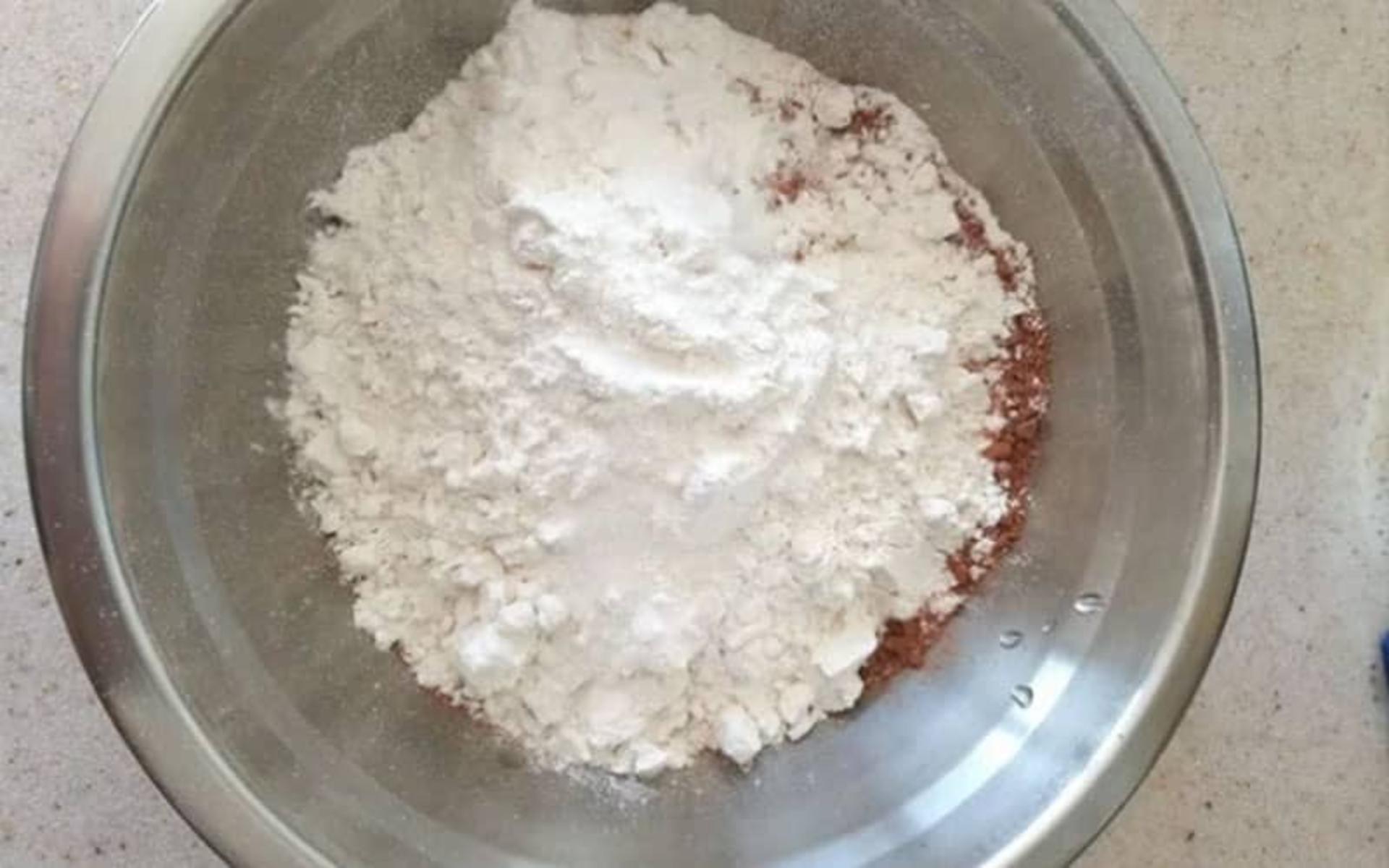 مخلوط کردن مواد خشک در کیک شکلاتی رستورانی