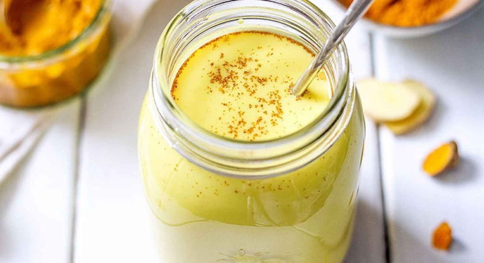 طرز تهیه شیر زردچوبه سرد