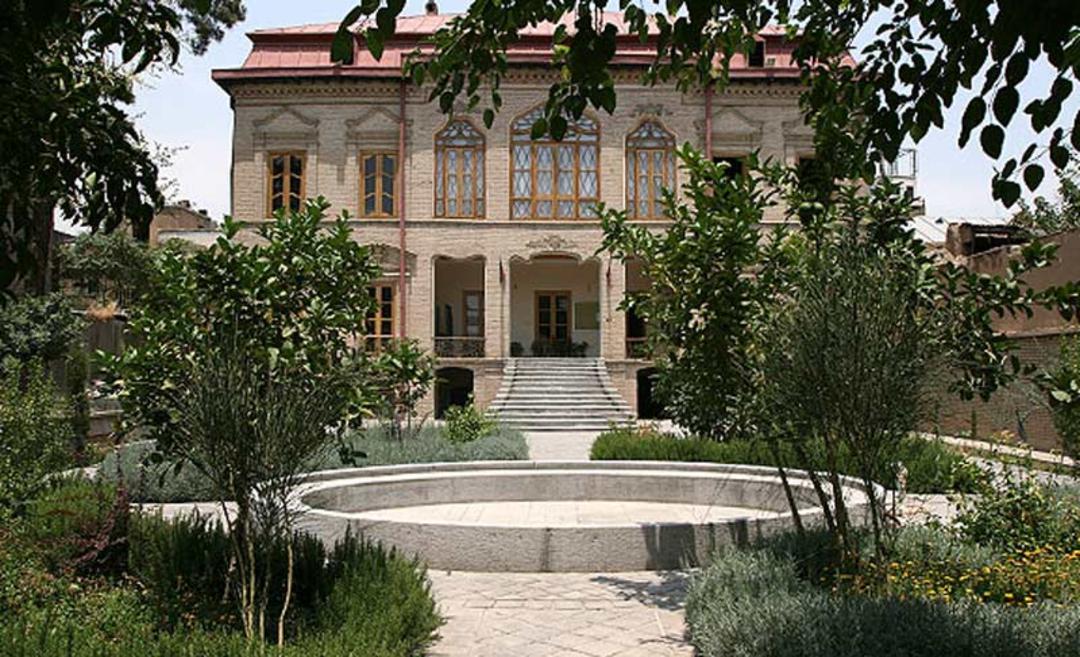 نمای ورودی عمارت مشیر الدوله در خیابان لاله زار تهران