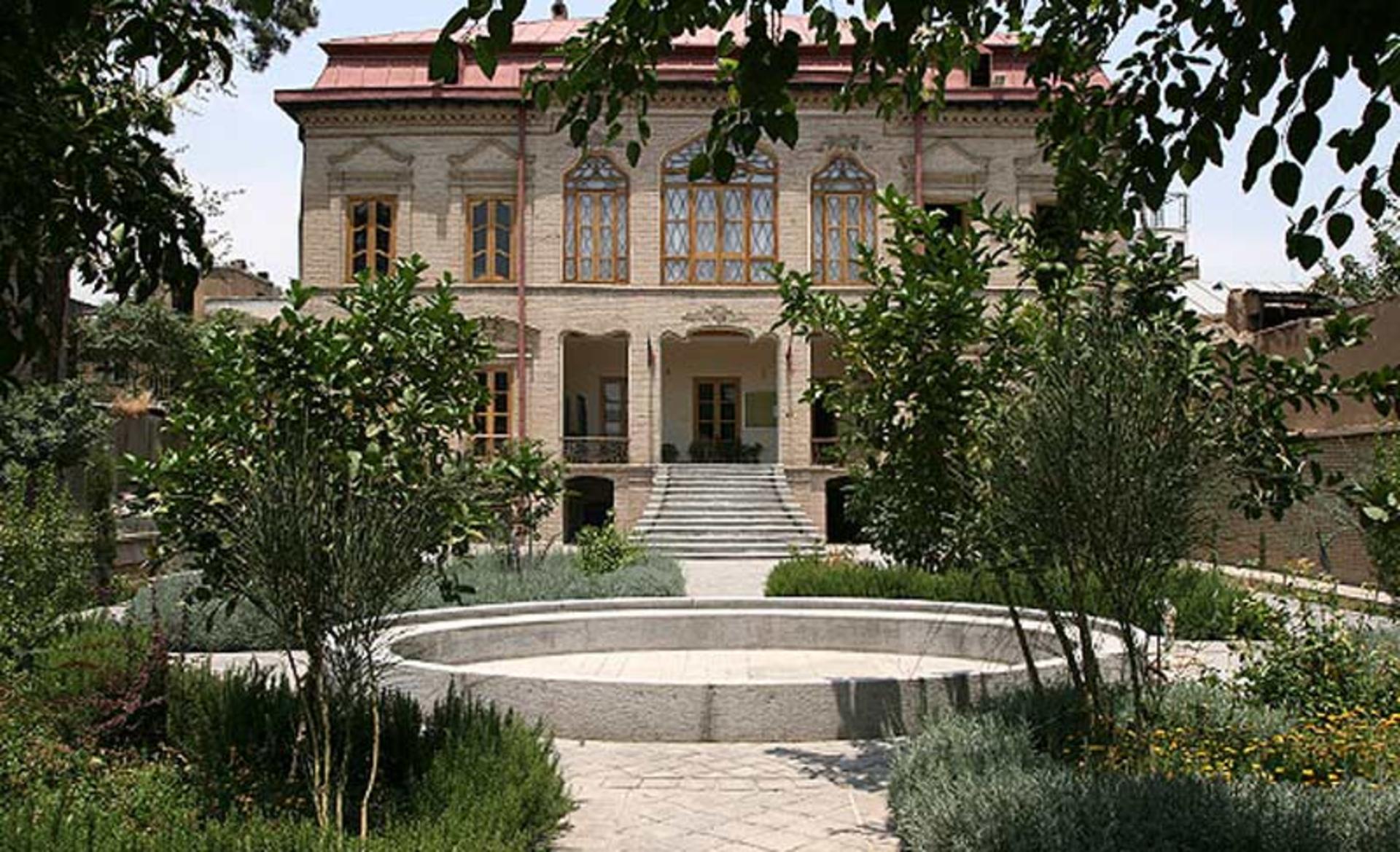 نمای ورودی عمارت مشیر الدوله در خیابان لاله زار تهران