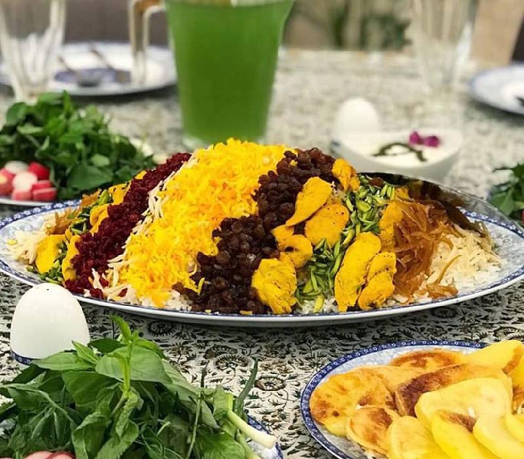 یک دیس مرصع پلو در کنار سبزی خوردن و 