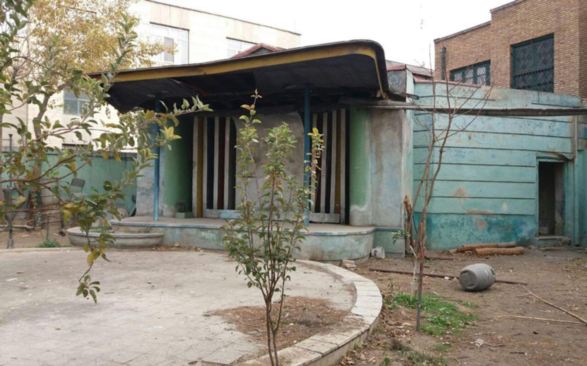 حیاط متروکه کافه نادری