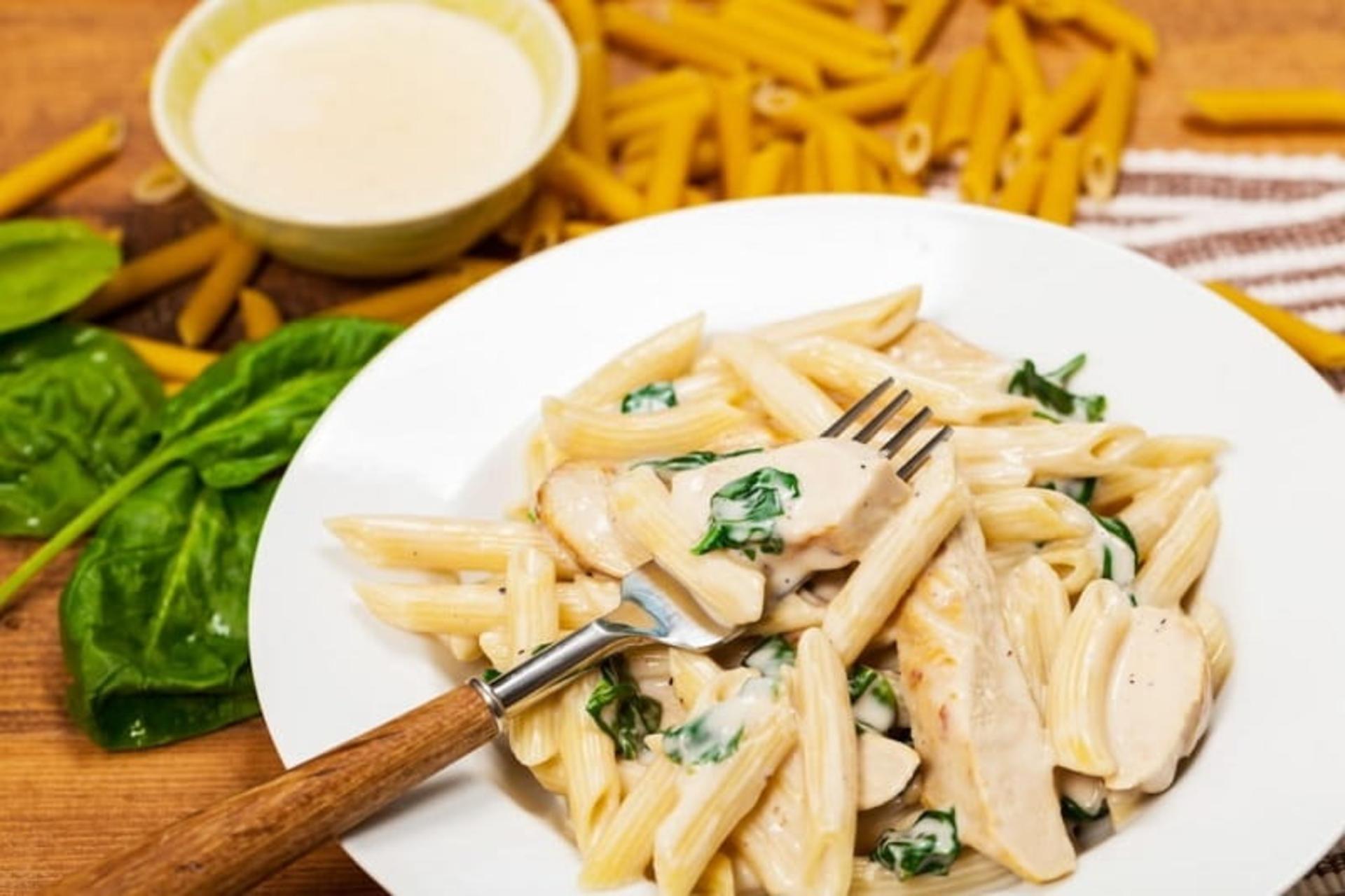 طرز تهیه پنه آلفردو با مرغ و قارچ