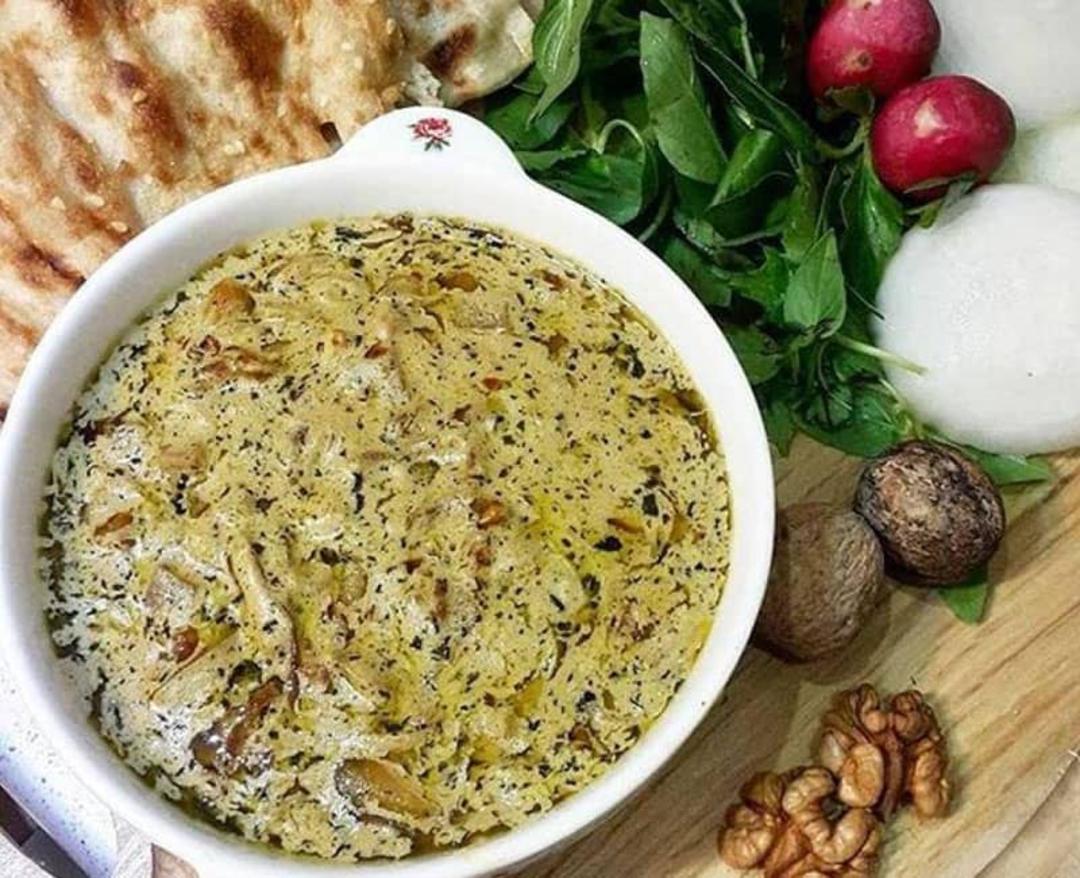 کله جوش با سبزی خوردن و نان