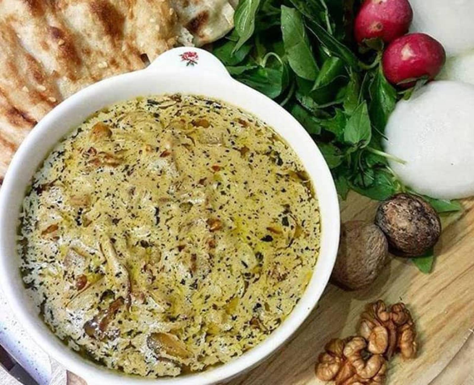 کله جوش با سبزی خوردن و نان