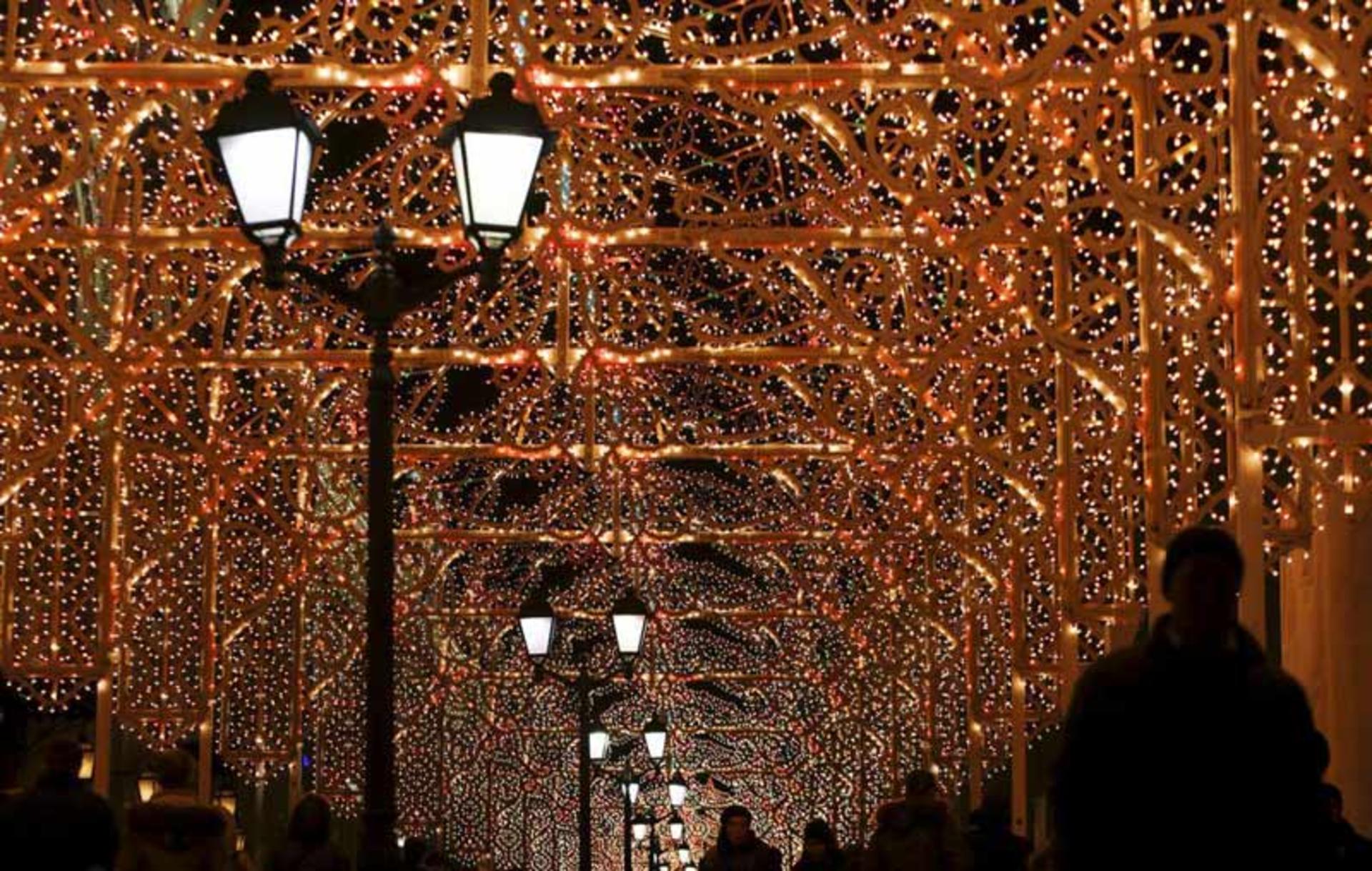 چراغانی و ریسه کشی خیابان ها برای جشن کریسمس