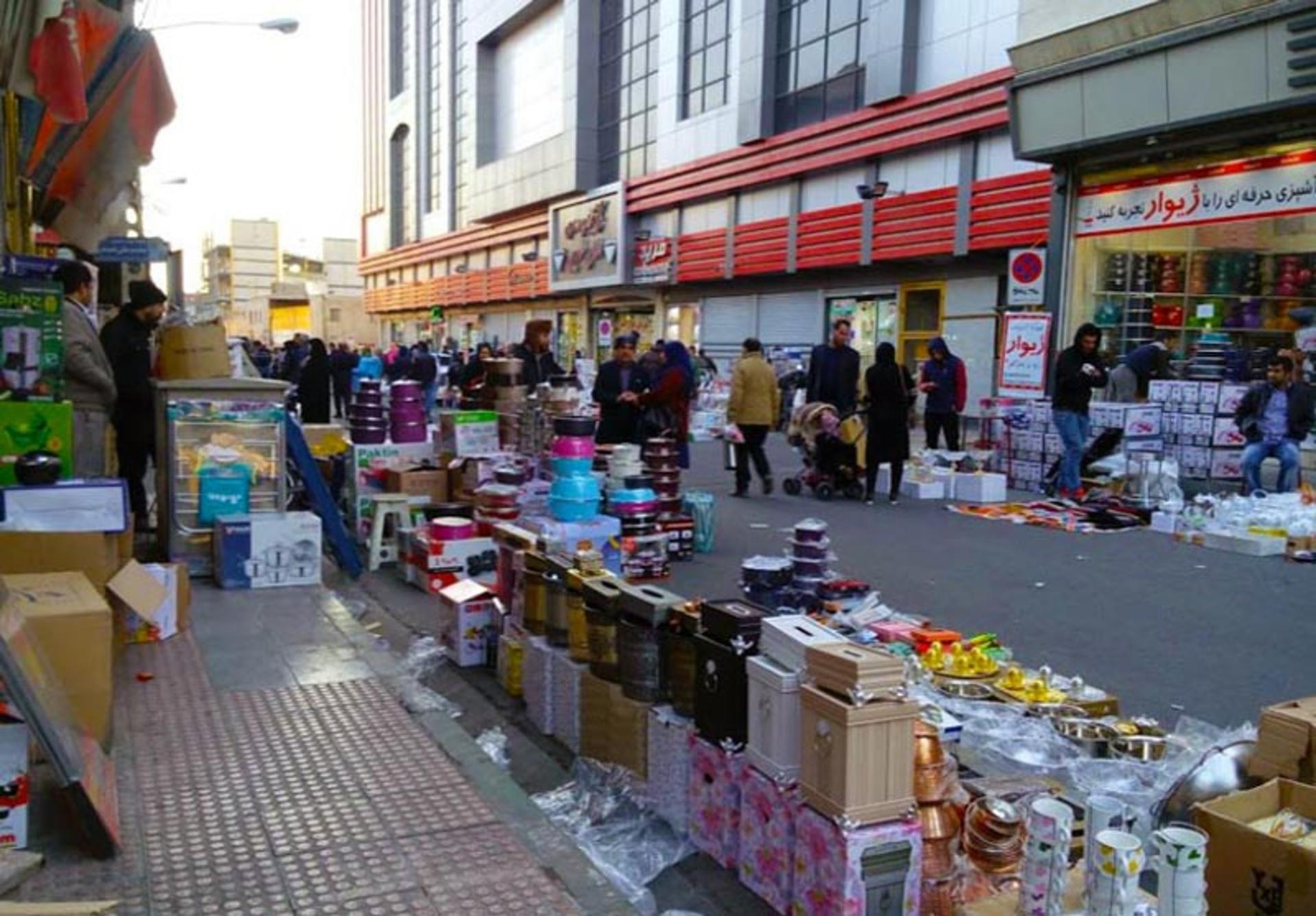 نمایی از خیابان شوش و مغازه های بلور فروشی در آن