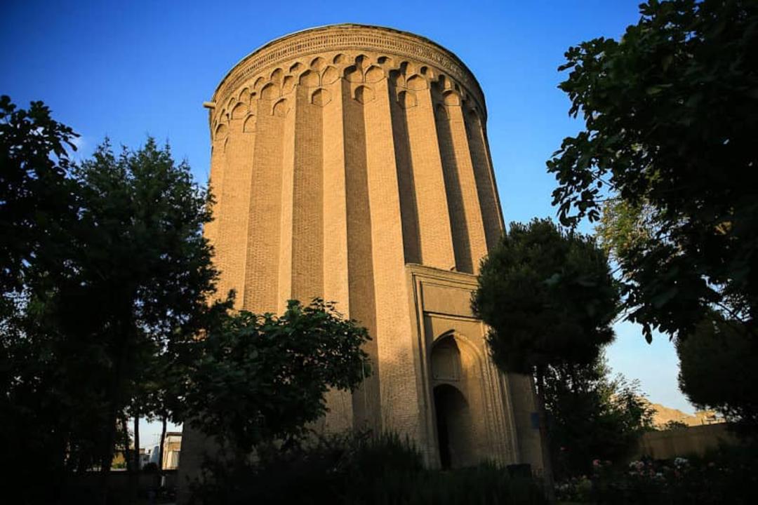 نمایی زیبا از برج طغرل تهران