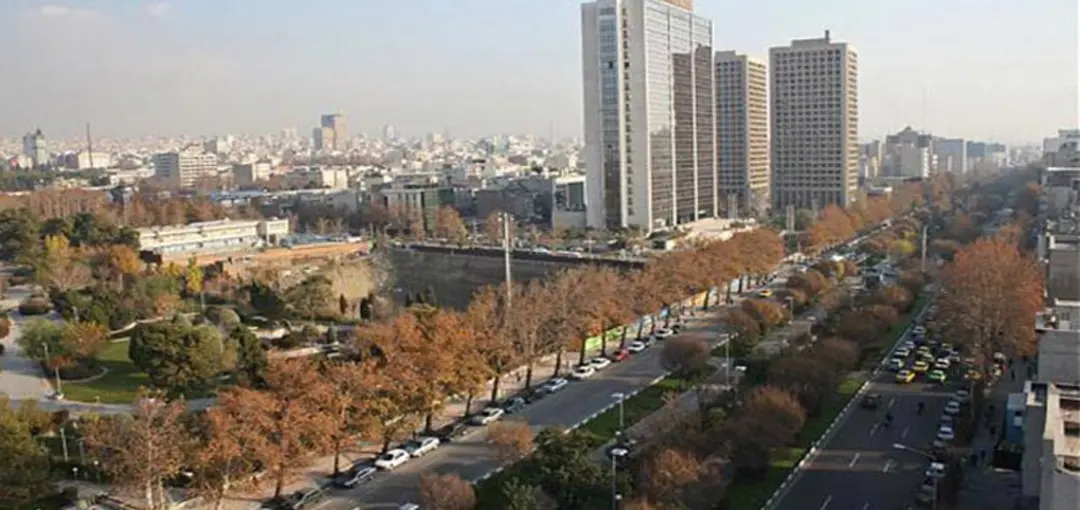نمایی از  خیابان بلوار کشاورز تهران در پاییز از بالا