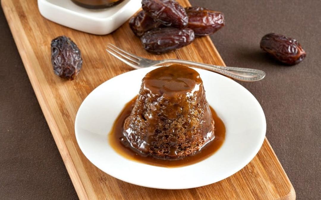 طرز تهیه پودینگ خرما با سس باتراسکاچ